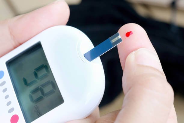 pessoa medindo nível de insulina